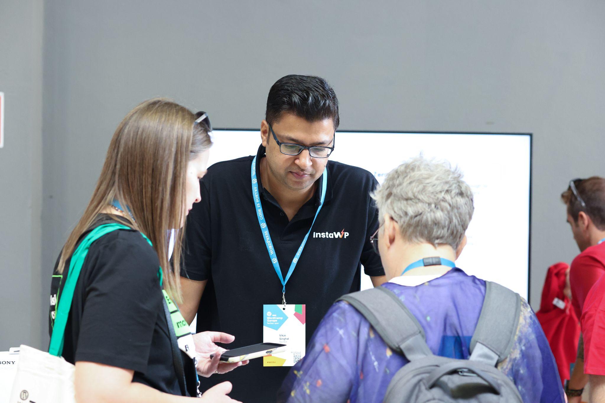 Vikas Singhal engaging with booth visitors. Vikas Singhal engaging with booth visitors.